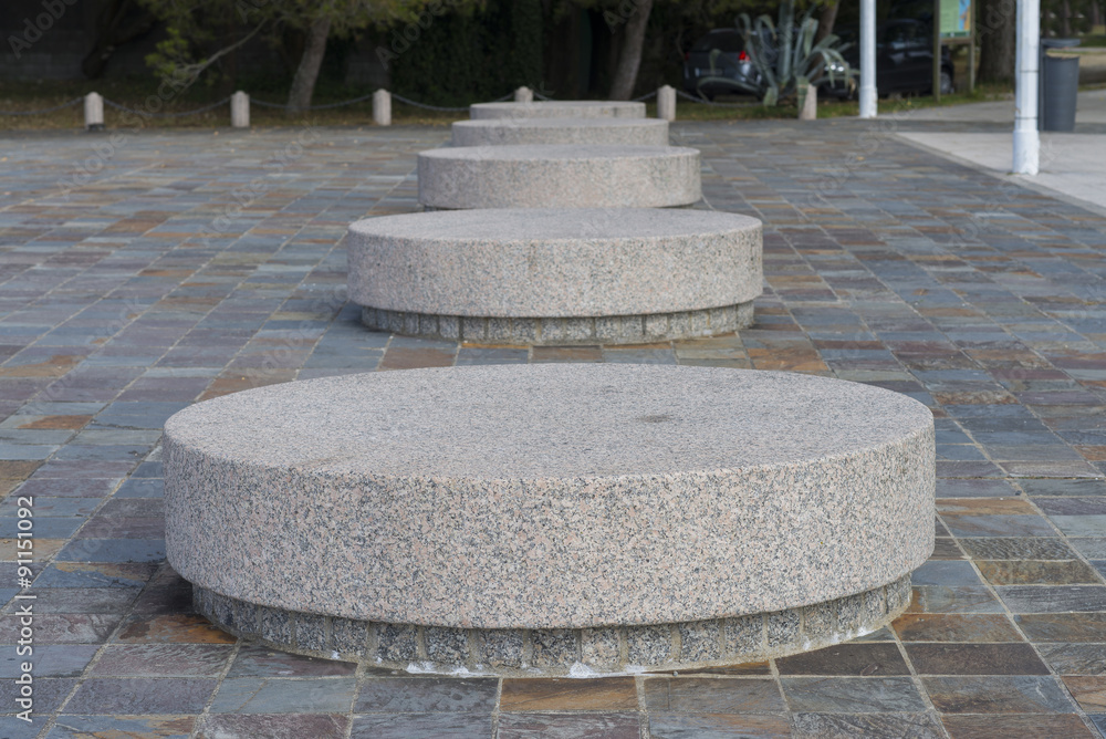 Obraz premium Bancos circulares de piedra.