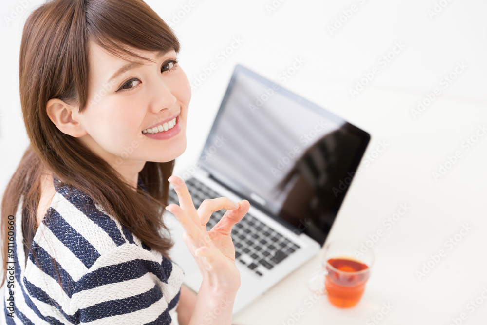 部屋でパソコンを使う女性 部屋でパソコンを使う女性