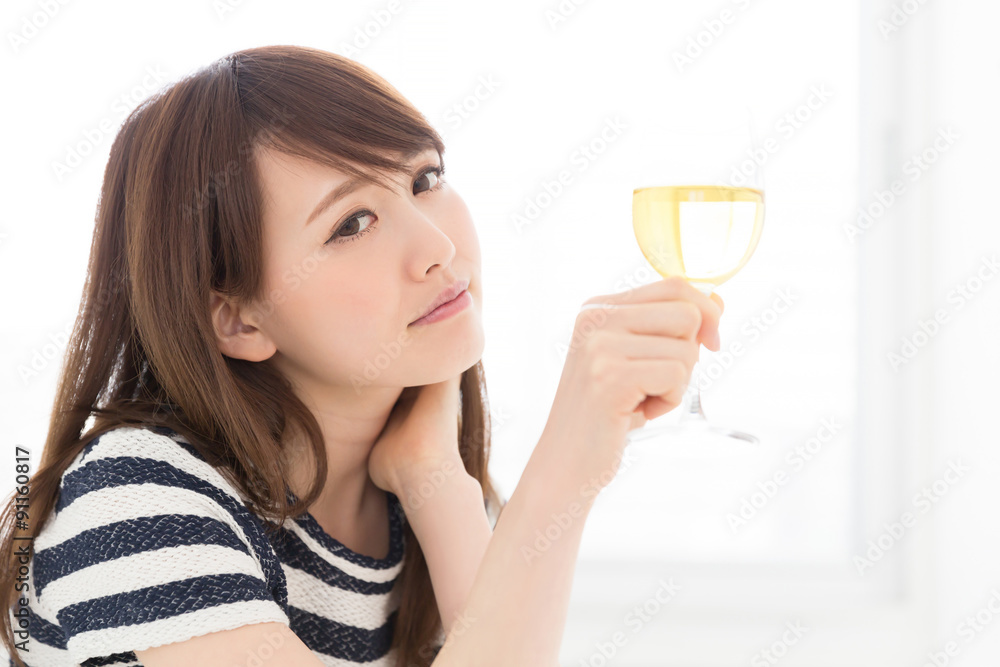 ワインを飲む女性 ワインを飲む女性