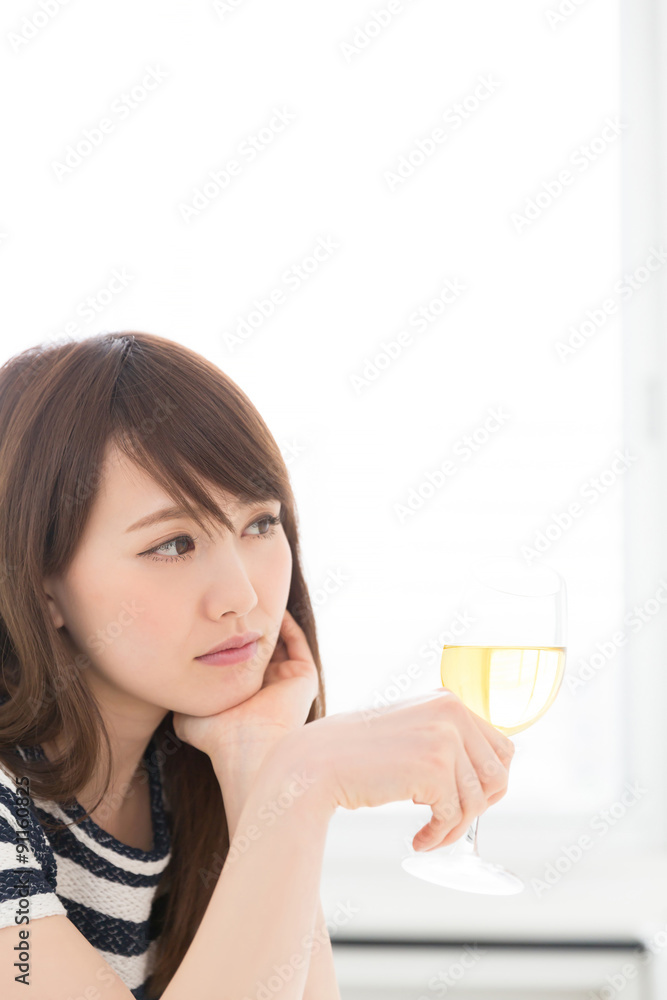 ワインを飲む女性 ワインを飲む女性
