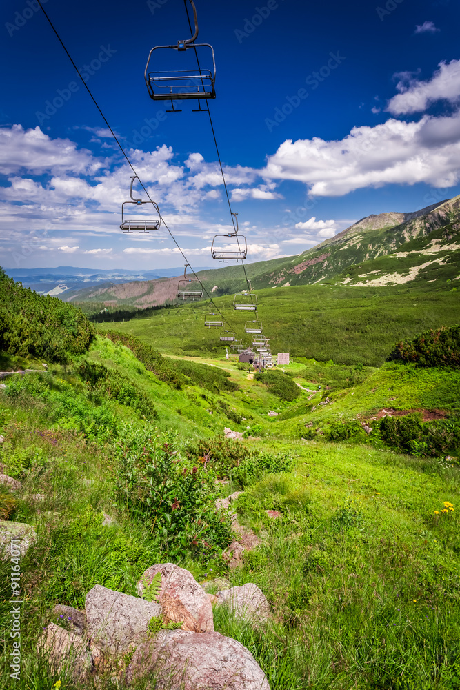 Naklejka premium Aerial lifts above the valley in the mountains