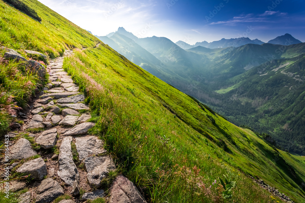 Obraz premium Footpath in the mountains at sunrise