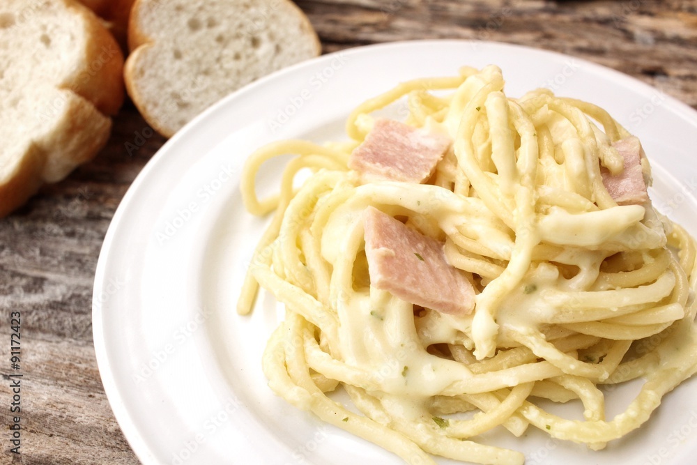 Spaghetti carbonara with french baguette