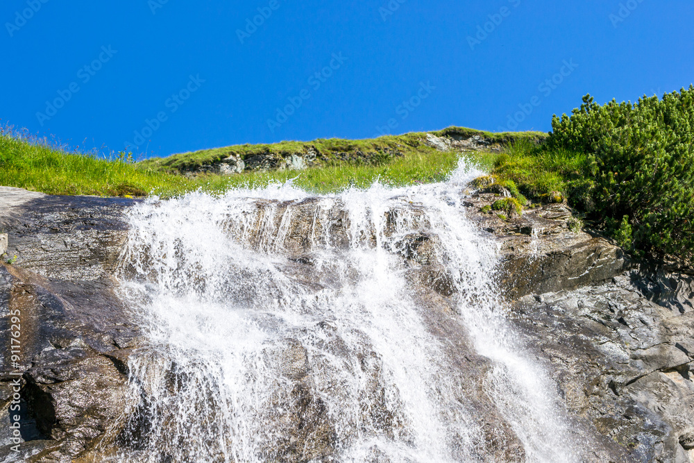 Obraz premium waterfall with grass all around