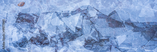 Detailaufnahme einer aufgebrochenen Eisfl  che.