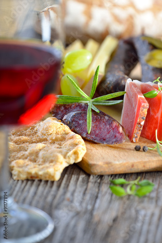 Gemischte Südtiroler Törggelen-Brotzeit mit Speck, Käse und Kaminwurzen photo