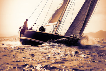Fotobehang Zeilen Zeilboot bij warme zonsondergang  © Federico Rostagno