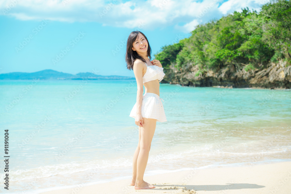 ビーチ・若い女性 ビーチ・若い女性