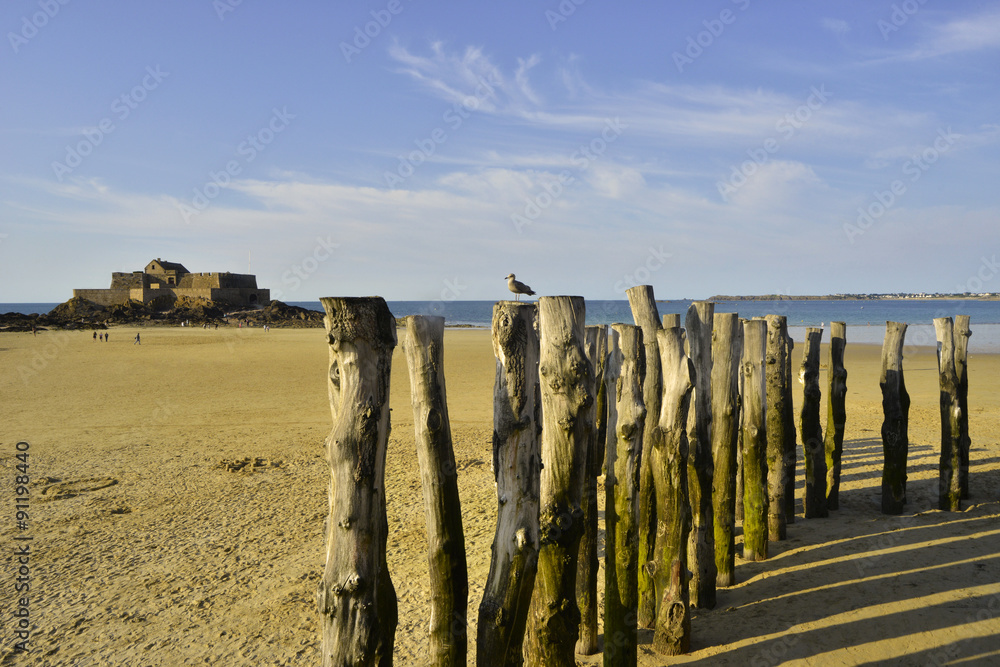 La barrière de bois et le fort de garde (fort la Reine) à Saint Malo (35400), département d' Ille-et-Vilaine en région Bretagne, France	