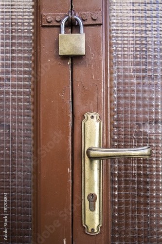 Porta chiusa con lucchetto