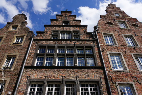 Giebel alter Bürgerhäuser in der historischen Altstadt © etfoto