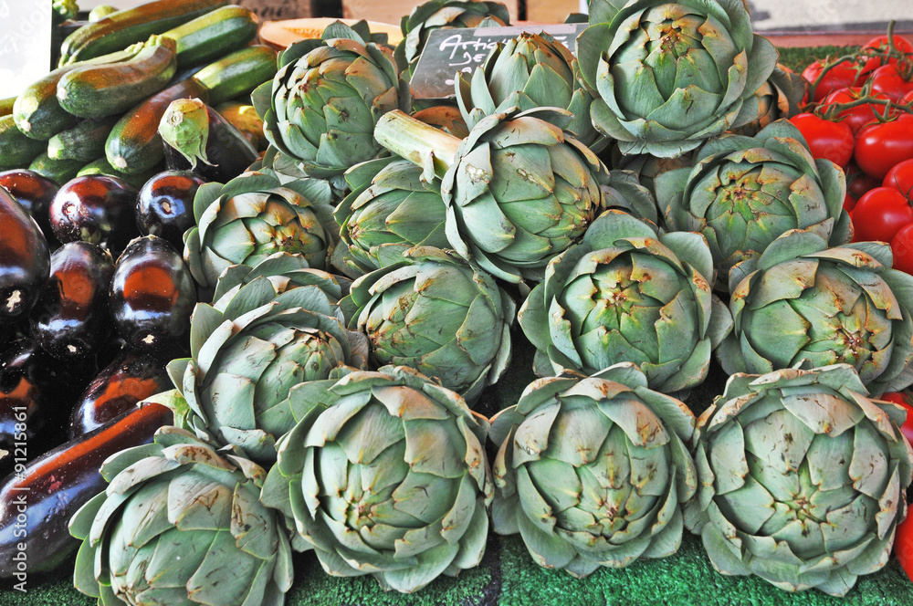 Fototapeta premium Carciofi e verdure al mercato di Penestin, Bretagna