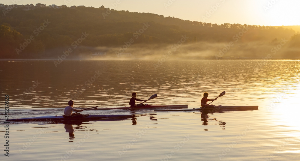 Naklejka premium Canoeing in sunset frog