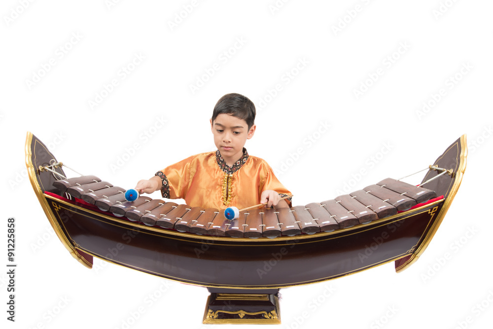 Obraz premium Little boy learning Thai classical xylophone instument