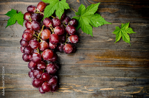 Valokuva Fresh red grape on wooden background