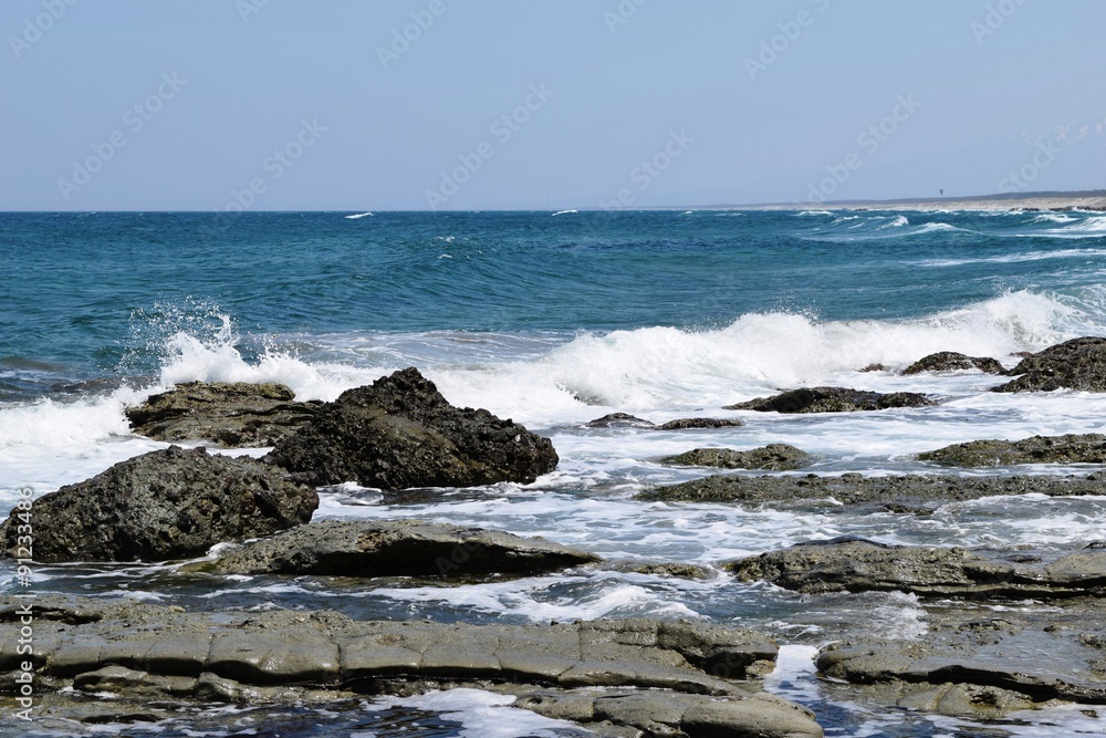 庄内浜の荒波（初夏）／山形県庄内浜の荒波風景を撮影した写真です。庄内浜は非常にきれいな白砂が広がる海岸と、奇岩怪石の磯が続く大変素晴らしい景観のリゾート地です。強風で晴天の日に海岸で荒波を撮影した写真です。