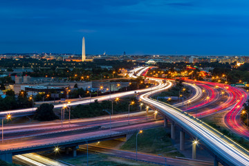 Fototapete Nordamerika Stadtbild von Washington DC in der Abenddämmerung mit Hauptverkehrszeiten auf der Autobahn I-395. Das beleuchtete Washington Monument dominiert die Skyline.  © mandritoiu