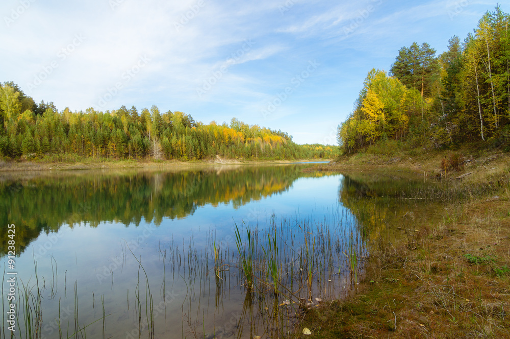 Осенний пейзаж с лесным озером