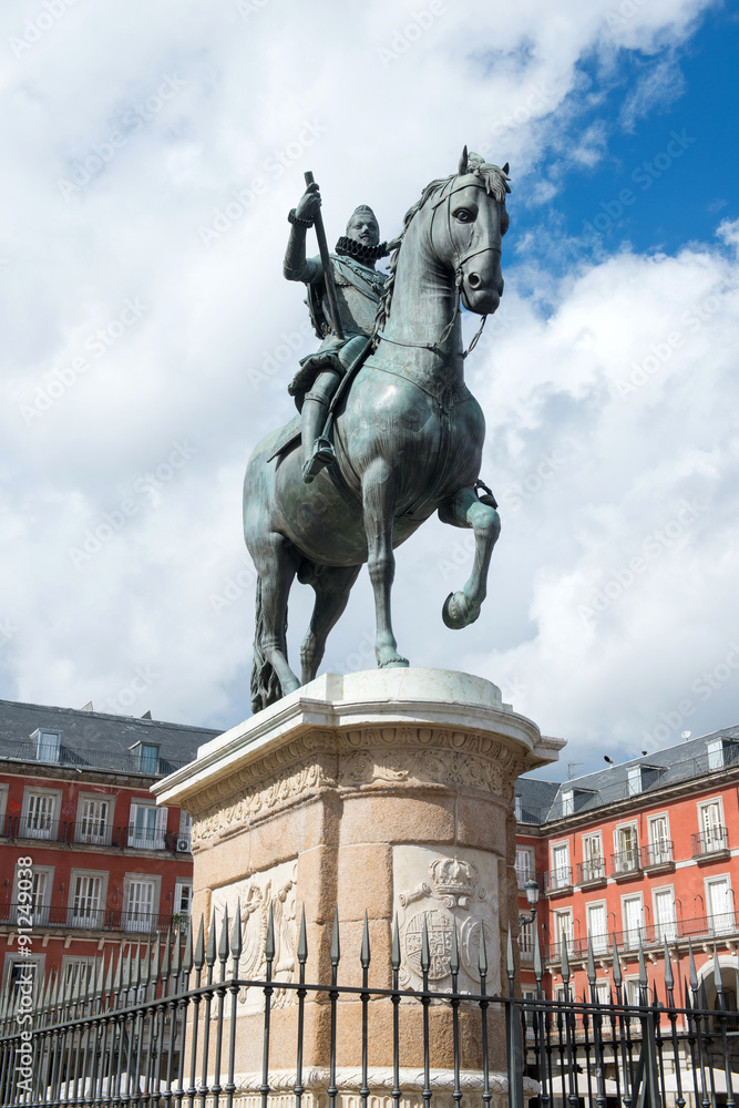 Obraz premium Statue of Philip III one of the famouse King of Spain on Plaza Mayor in Madrid, Spain