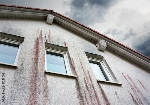 Photos Haus Wetterseite mit Rotalgenbefall – Hausfassade Algen Pilze Hauswand Pilzbefal