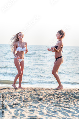 Cuadro en lienzo dance on the beach