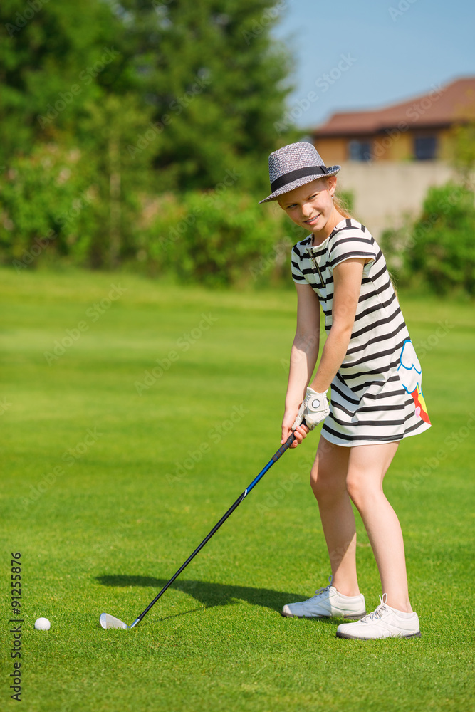 Fototapeta premium Girl playing golf