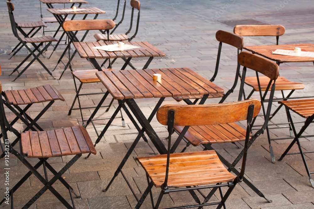 terrasse restaurant avec des chaises en bois Photos | Adobe Stock