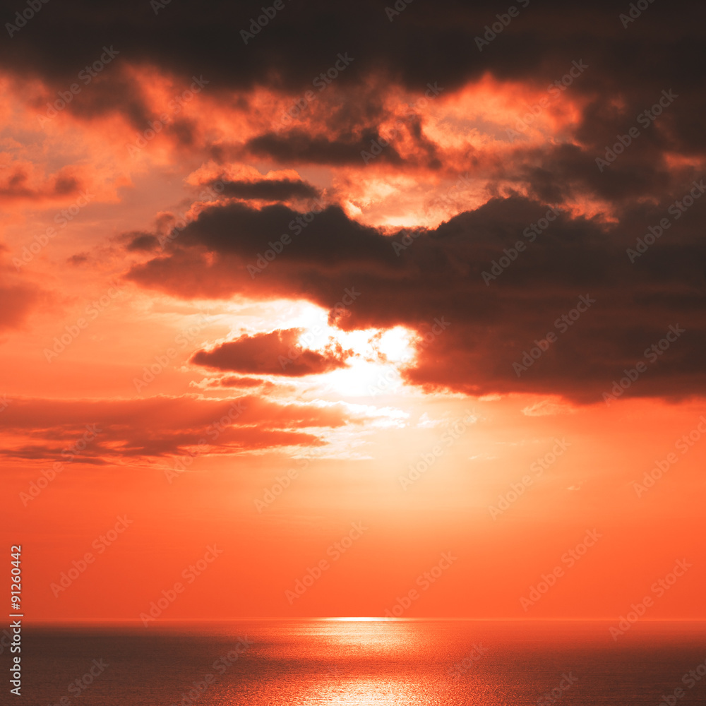 Obraz premium Beautiful Sunset Over Sea