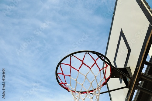 basketball hoop and sky background © Prathaan