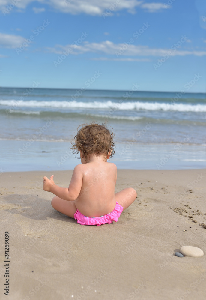 petite fille sur le sable petite fille sur le sable