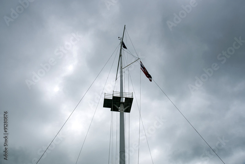 Canvastavla mainmast the midst of a dark hazy sky