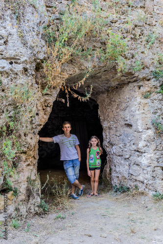 Devant une grotte de  Cotignac