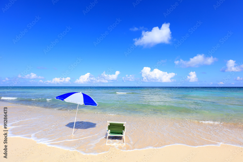 美しい沖縄のビーチと夏空

