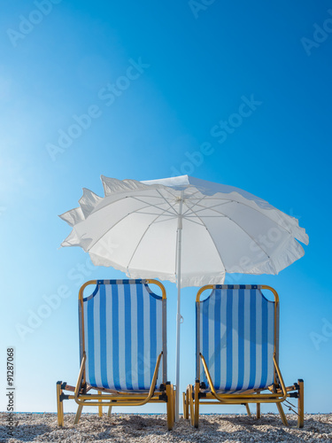 bed and umbrella at the beach © Netfalls