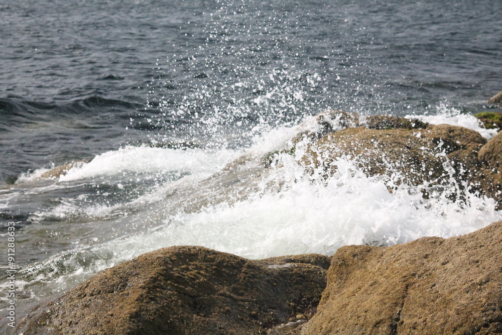 Fototapeta premium waves crashing against a rocky shore