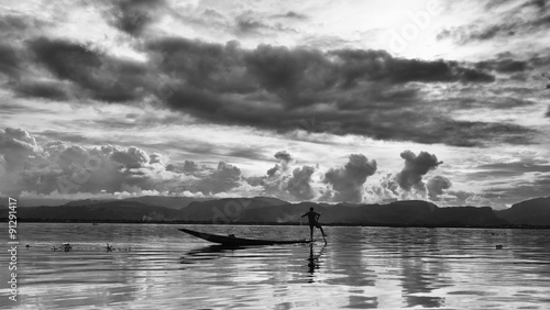 Pescador en el lago Inle photo