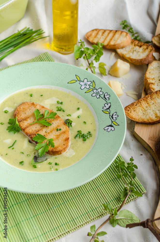 Creamy leek herby soup with toast