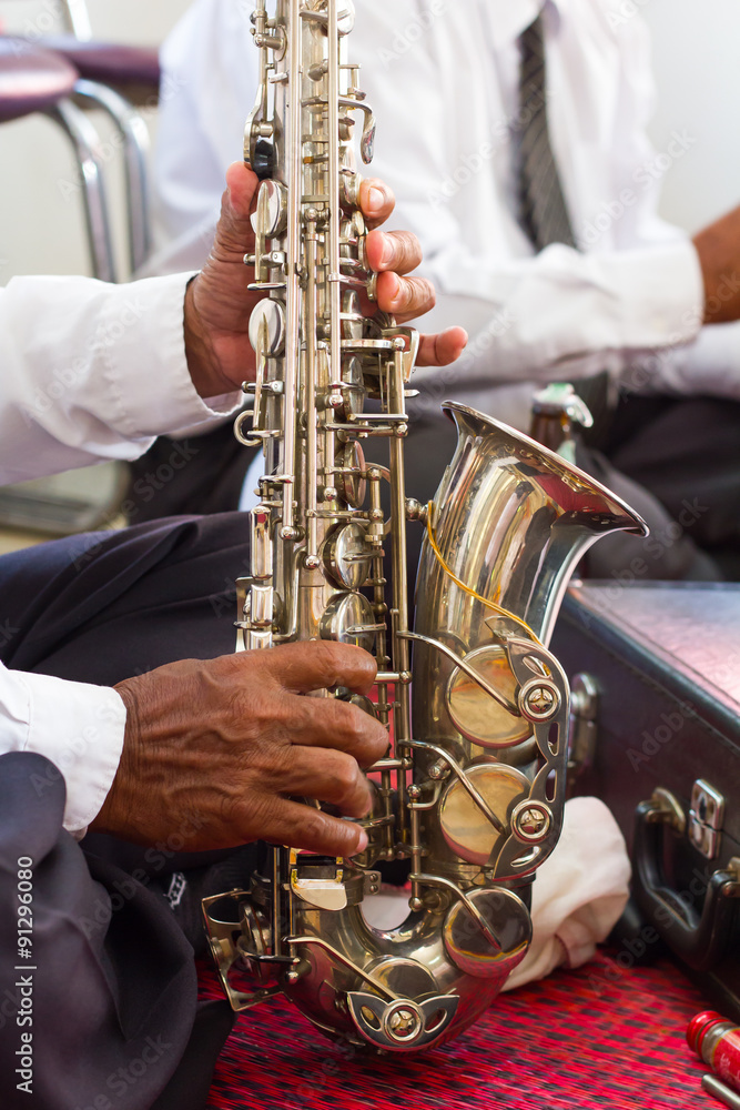 Obraz premium .Saxophone old man with hands.