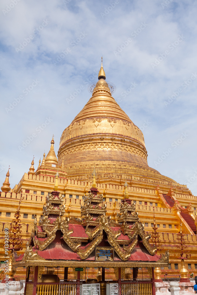 Fototapeta premium The golden Shwezigon Pagoda