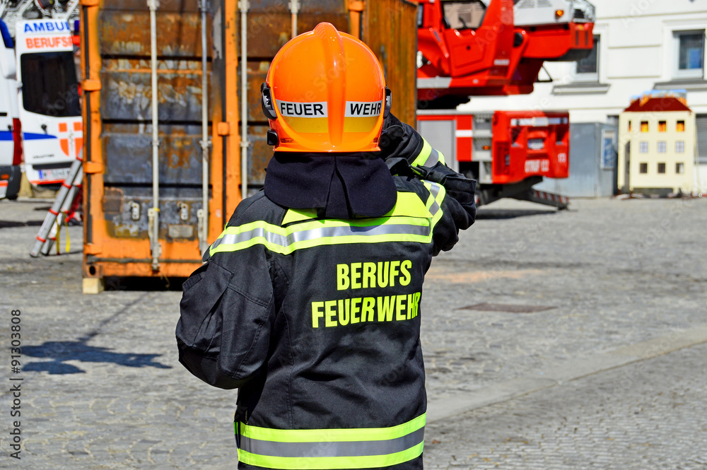 Fototapeta premium Feuerwehrmann mit orangen Helm