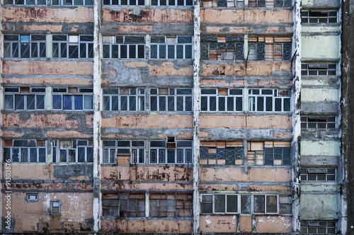 Abandoned residential building © leeyiutung