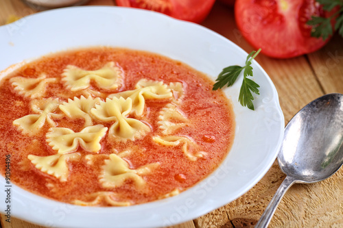 Fotografie Delicious tomato soup with noodles