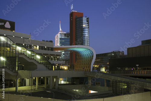 Austria Center Vienna in der UNO-City, Wien, Eingangsvorbau. Im Hintergrund der Andromeda-Tower und das Hochhaus Neue Donau.