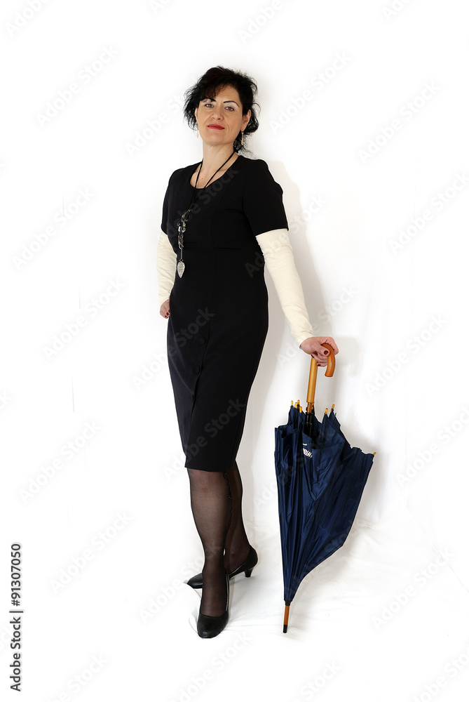 Elegant gekleidete Frau mit geschlossenem Regenschirm. StockFoto