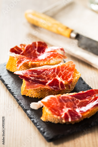 Obraz na płótnie The best spanish ham tapas w salonie