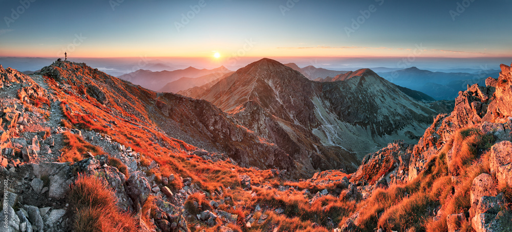 Fototapeta premium Panoramiczne Piękne Karpackie góry w jesieni