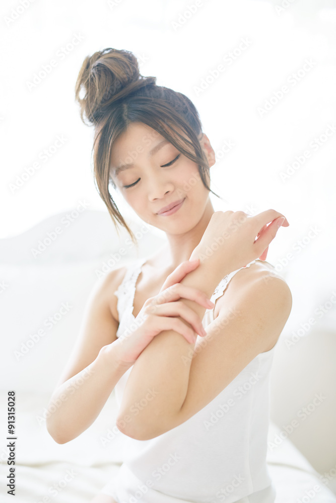 肌の綺麗な女性