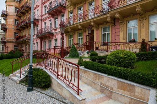 mansion - Treppe mit Lampen und Tauben  Karlsbad  Karlovy Vary