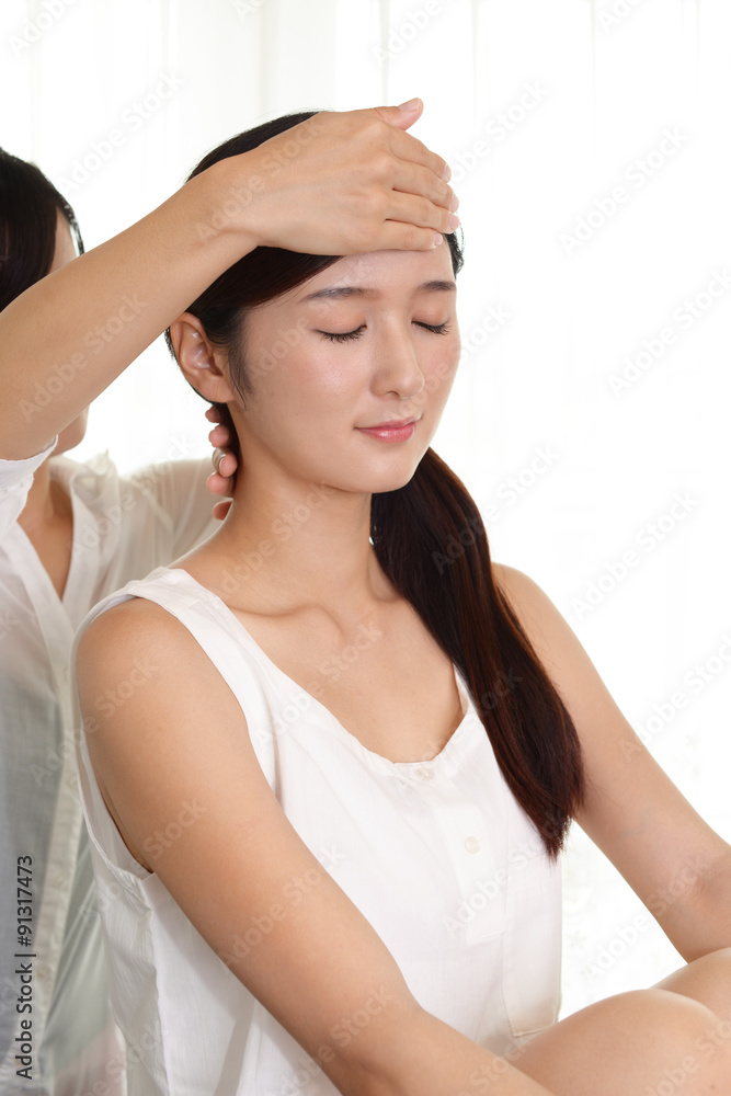 くつろぐ女性 くつろぐ女性