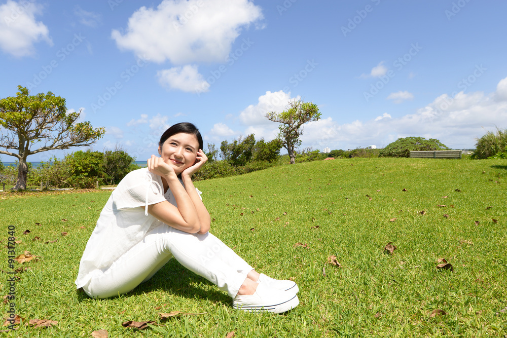 公園でくつろぐ女性